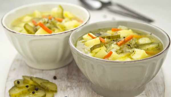 Щи с солеными огурцами и свежей капустой