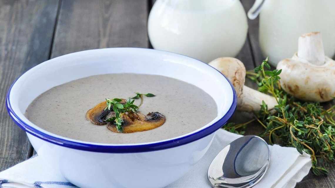 Крем-суп из шампиньонов сложное, но доступное блюдо на любой вкус. Суп-крем из шампиньонов с различными вариациями основы