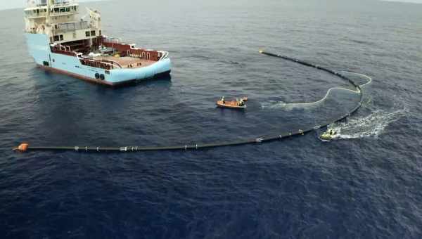 Проект The Ocean Cleanup успешно испытал новую систему сбора пластика в океане