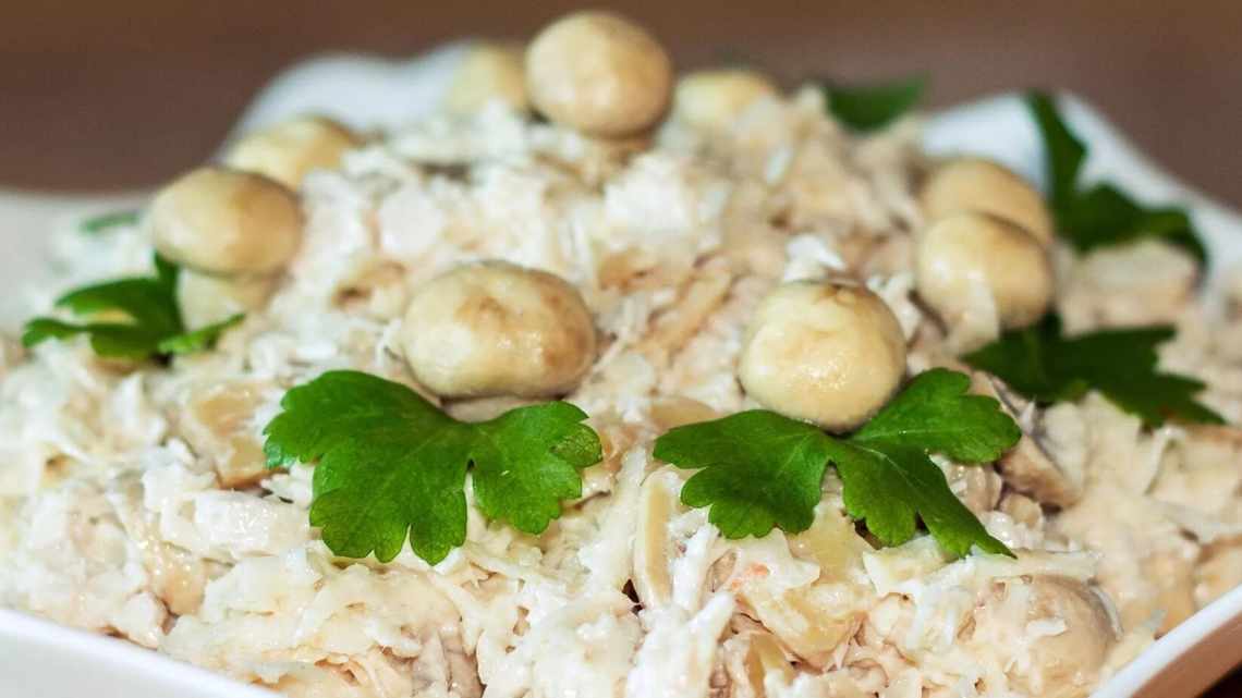 Рецепт салата с консервированными шампиньонами и курицей