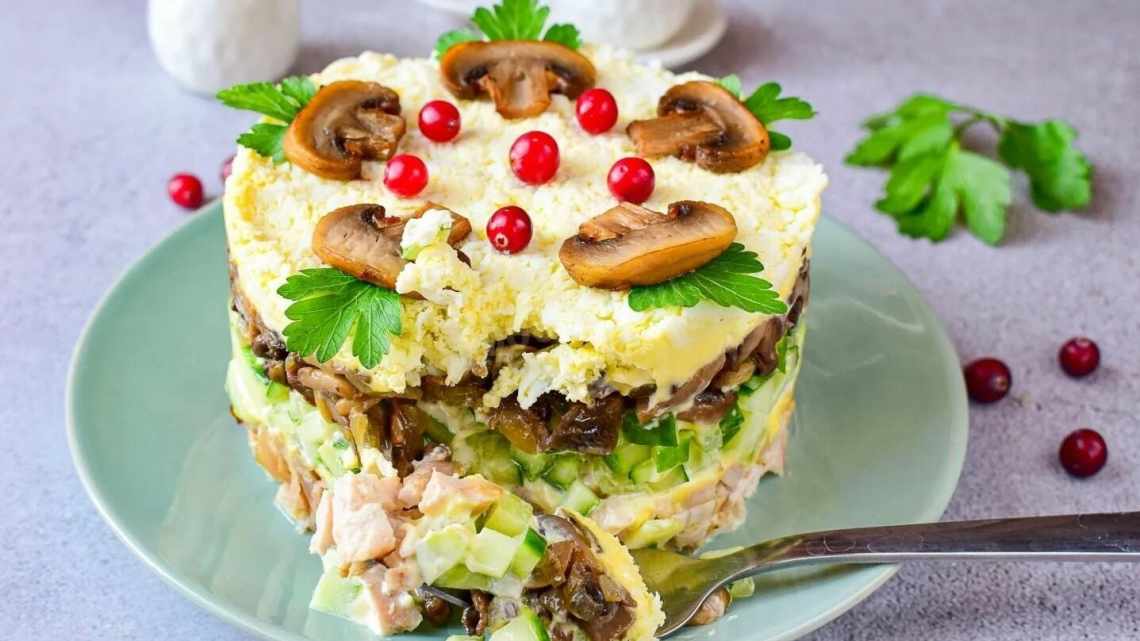 Вкусный салат с курицей и шампиньонами рецепт