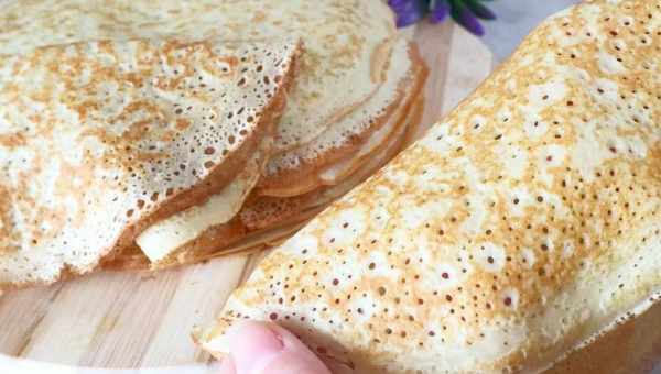 Блины с дырочками на воде с яйцами