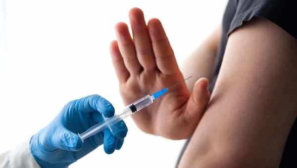 Антипрививочник из Италии пришел вакцинироваться с силиконовой рукой. Но его разоблачили