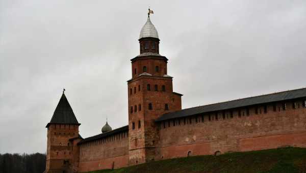 В Новгороде нашли крепостную башню XVI века и берестяные грамоты