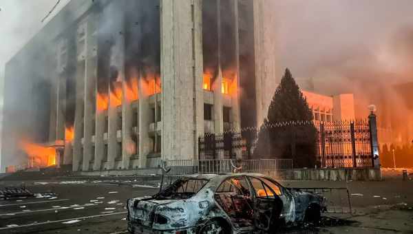 ALMA засняла взрывное столкновение молодых звезд