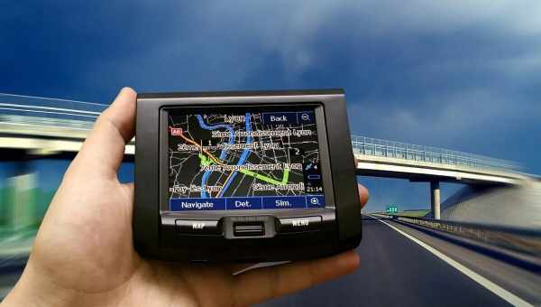 GPS-програми для смартфонів і автомобільні GPS-пристрої